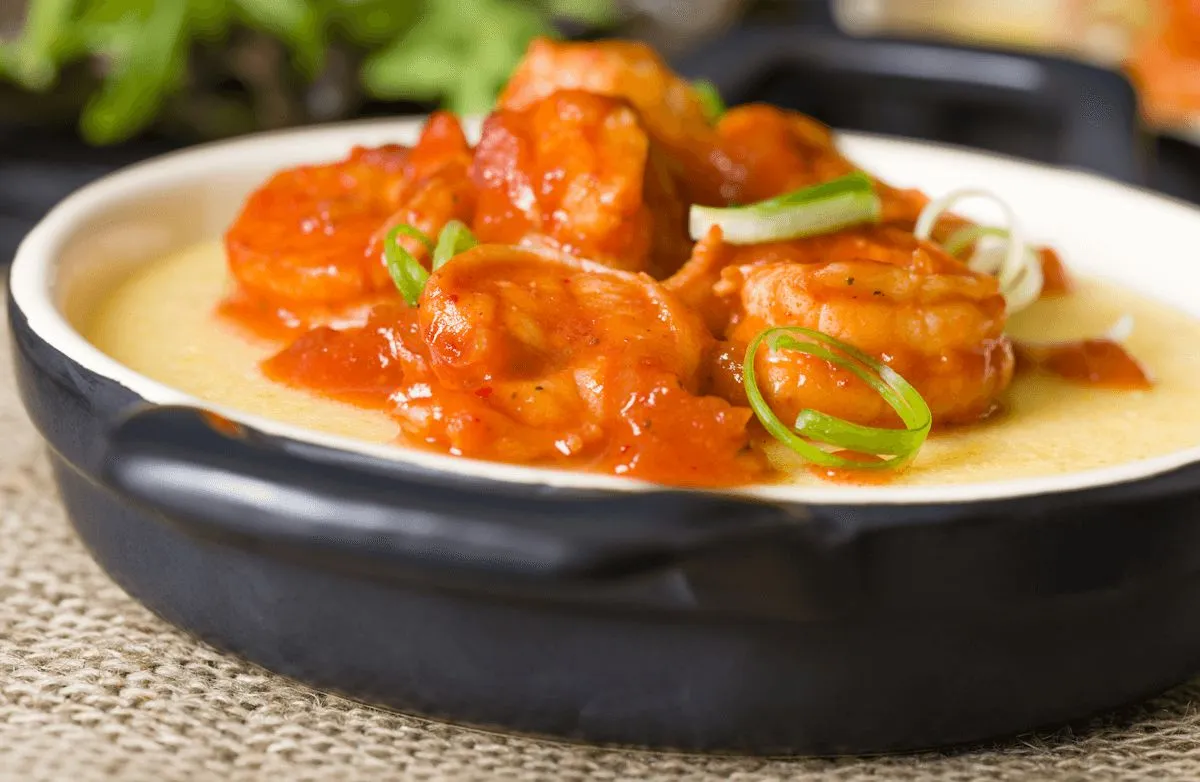 BBQ-Garnelen mit cremiger Käse-Polenta