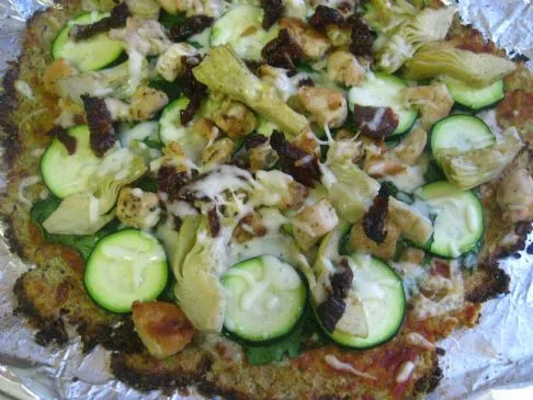 Frische Pizza mit Blumenkohl-Kräuterkruste