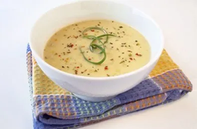 Vegane cremige Kartoffel-Lauch-Suppe