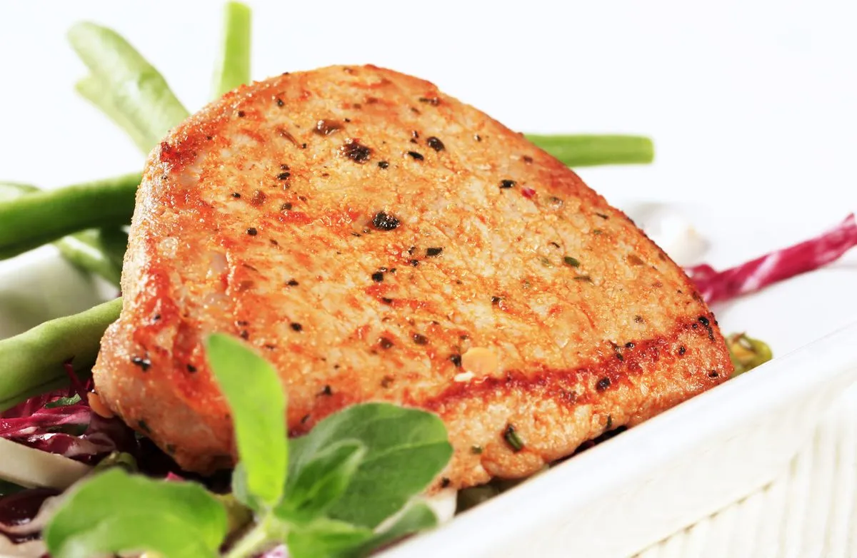 Schweinekoteletts mit braunem Zucker und Senf