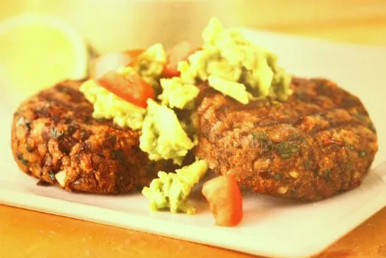 Schwarze Bohnenkekse mit Guacamole