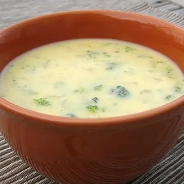 Brokkoli-Käse- und Thunfischsuppe