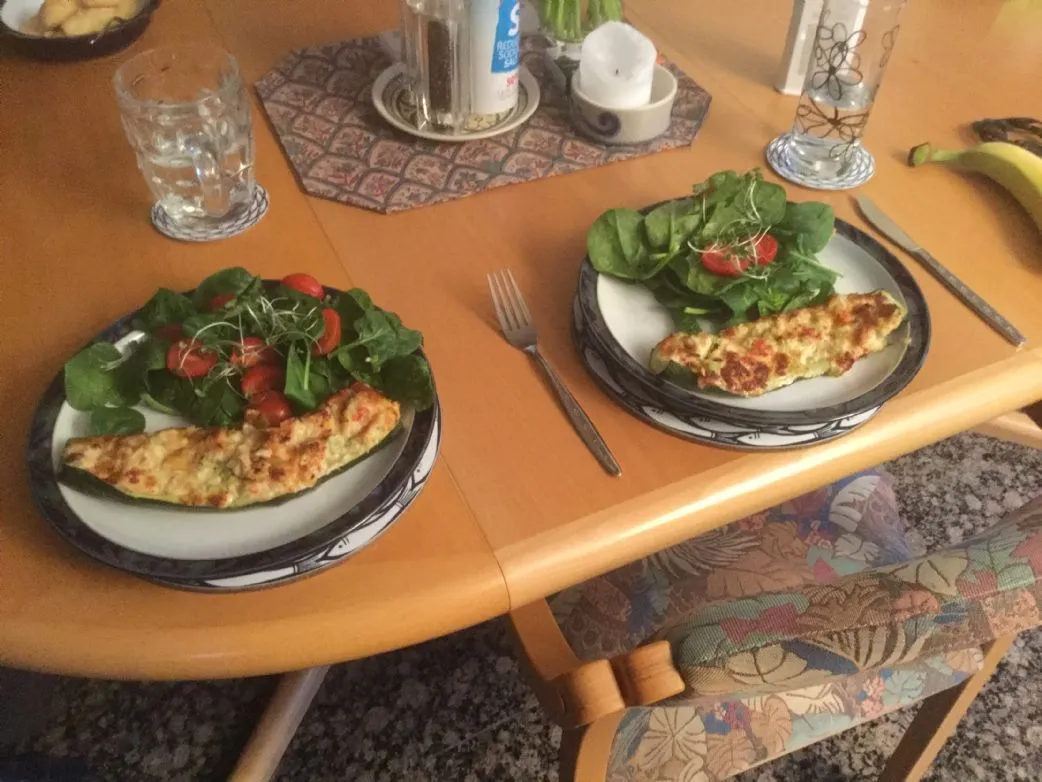 Krabben in Zucchini-Schalen