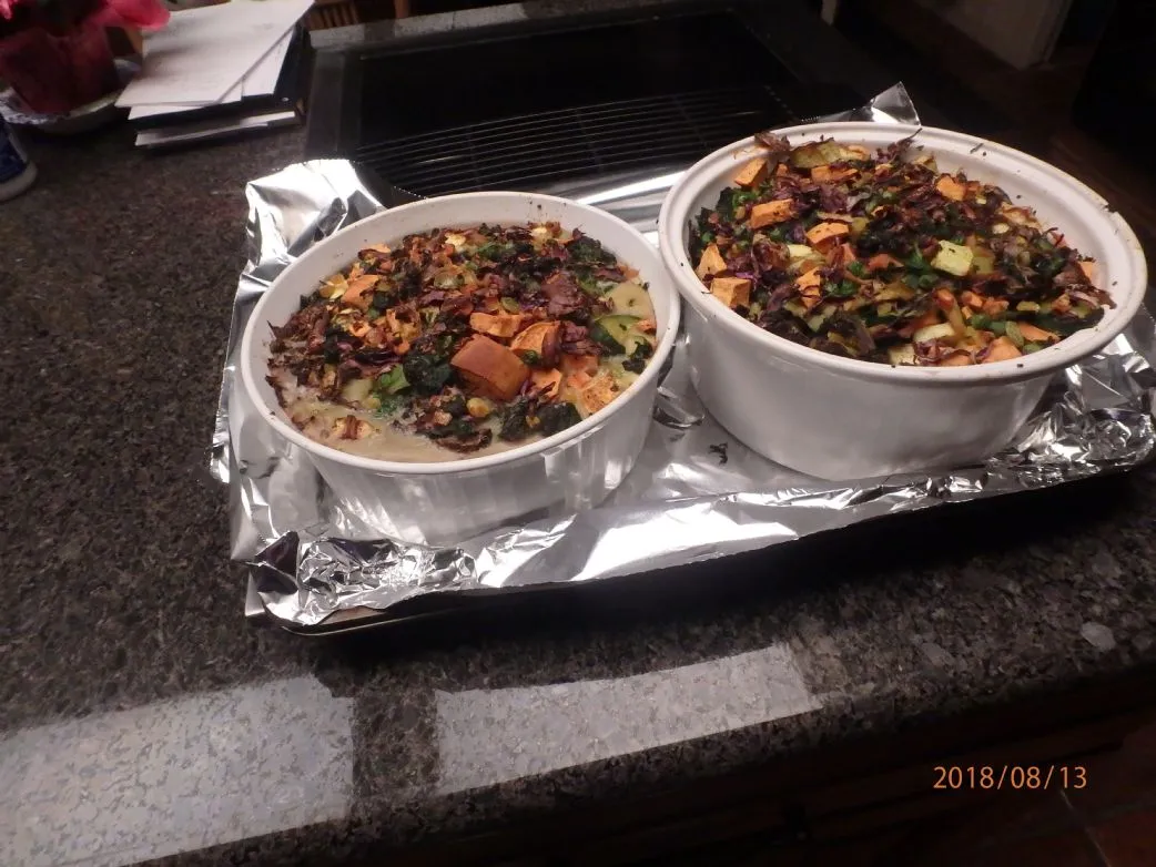 Gemüse-Eiweiß-Frittata, gemischtes Gemüse & Quinoa.