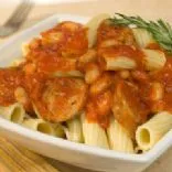Rigatoni mit Wurst und Bohnen