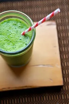 Grüner Smoothie mit Grünkohl, Spinat und Birne