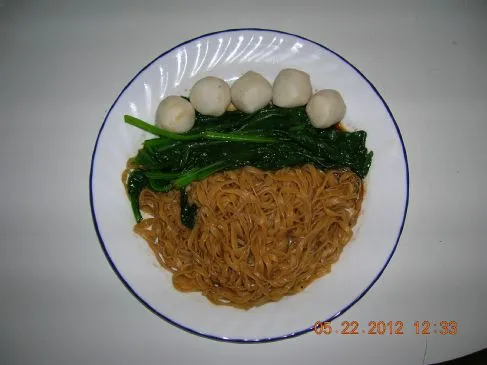 Wonton-Nudeln mit Fischbällchen & Choy Sum