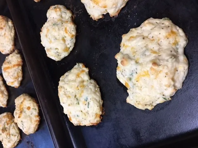 Sauerrahm-Cheddar-und-Schnittlauch-Biskuit