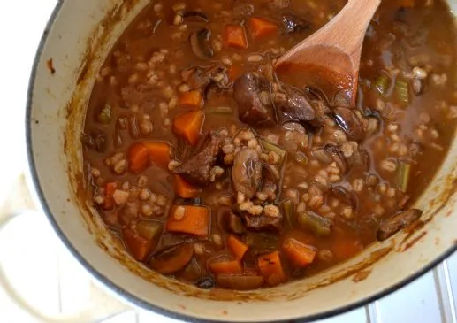 Rindfleisch-Gersten-Suppe im Slow Cooker