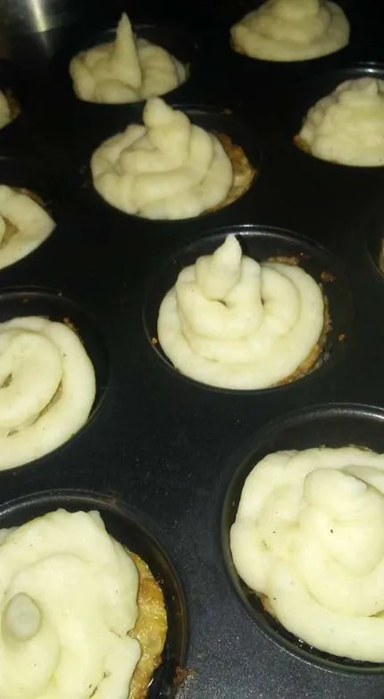 Putenhackbraten und Kartoffelpüree-Tassen