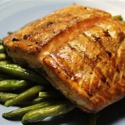 Gegrillter Lachs (mariniert in braunem Zucker und Worcestershire-Sauce)