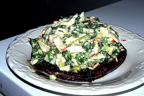 Krabben- und Spinatsalat auf einem großen gegrillten Portobello-Kopf