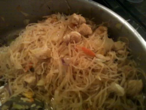 Thai Erdnuss-Hühnchen und Reisnudeln