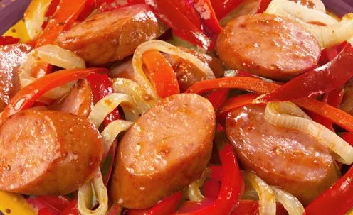 Gebratene geräucherte Wurst mit Kalbssauce über Nudeln