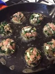 Spanakopita-Fleischbällchen mit Tzatziki auf Frühlingssalat