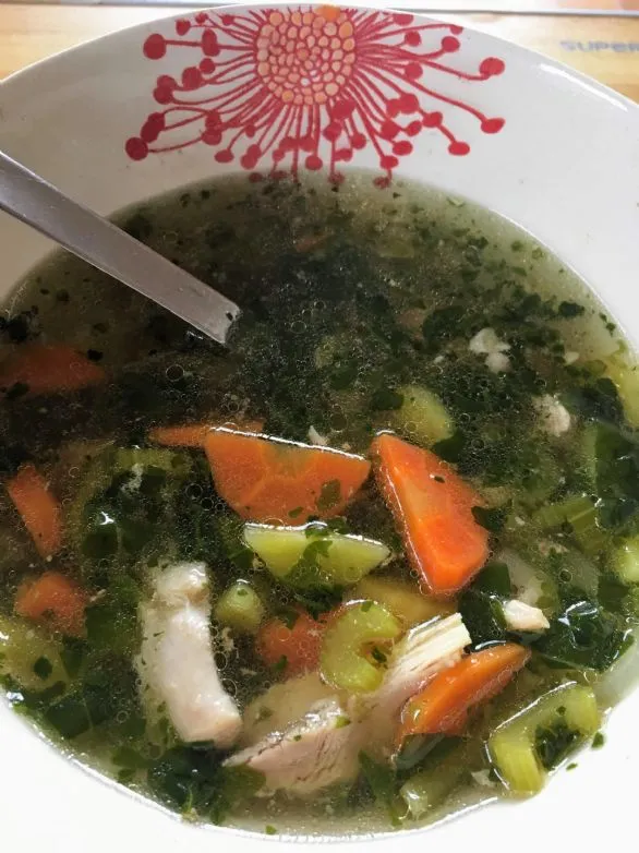 Super einfache kalorienarme Hühnergemüsesuppe