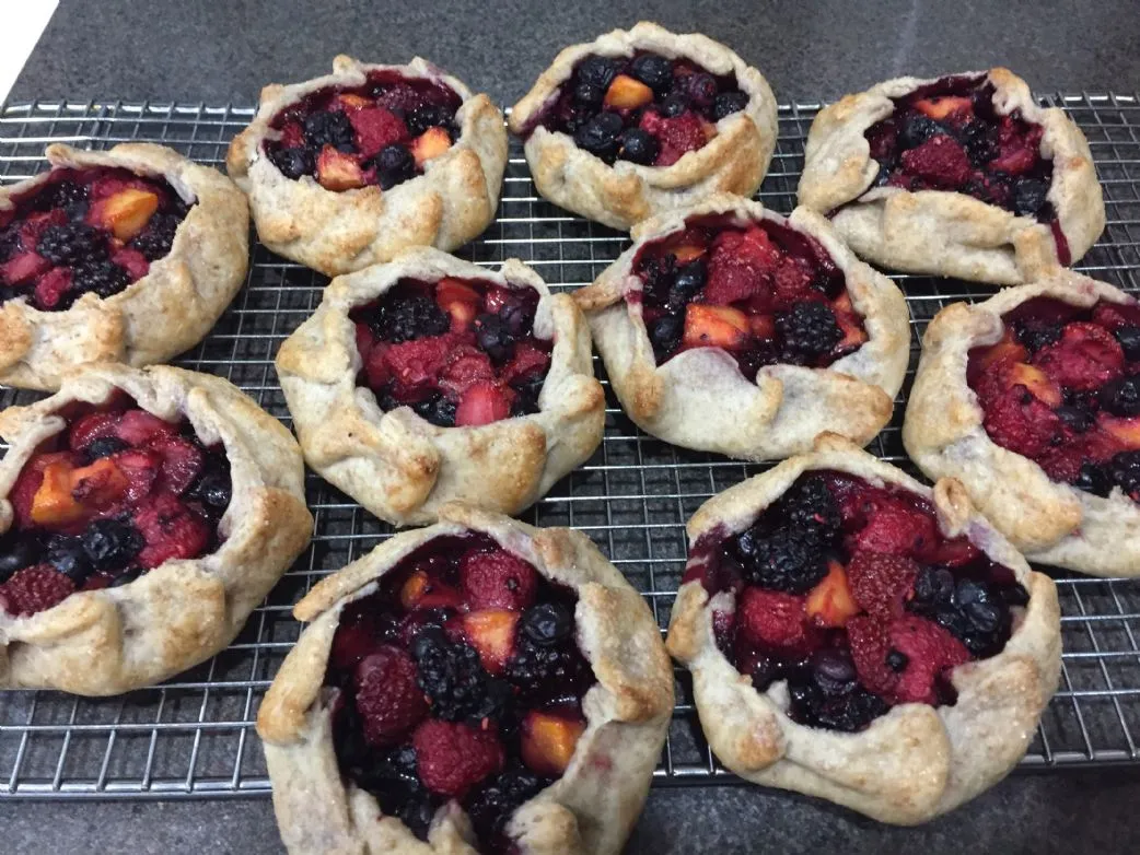 Gemischte Beeren- und Pfirsichgalette