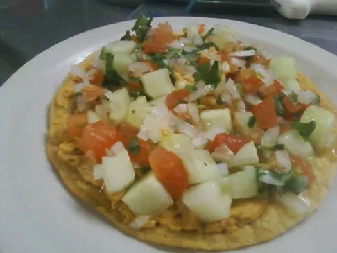 Chipotle-Hummus-Tostadas mit Pico de Gallo (Gurke)