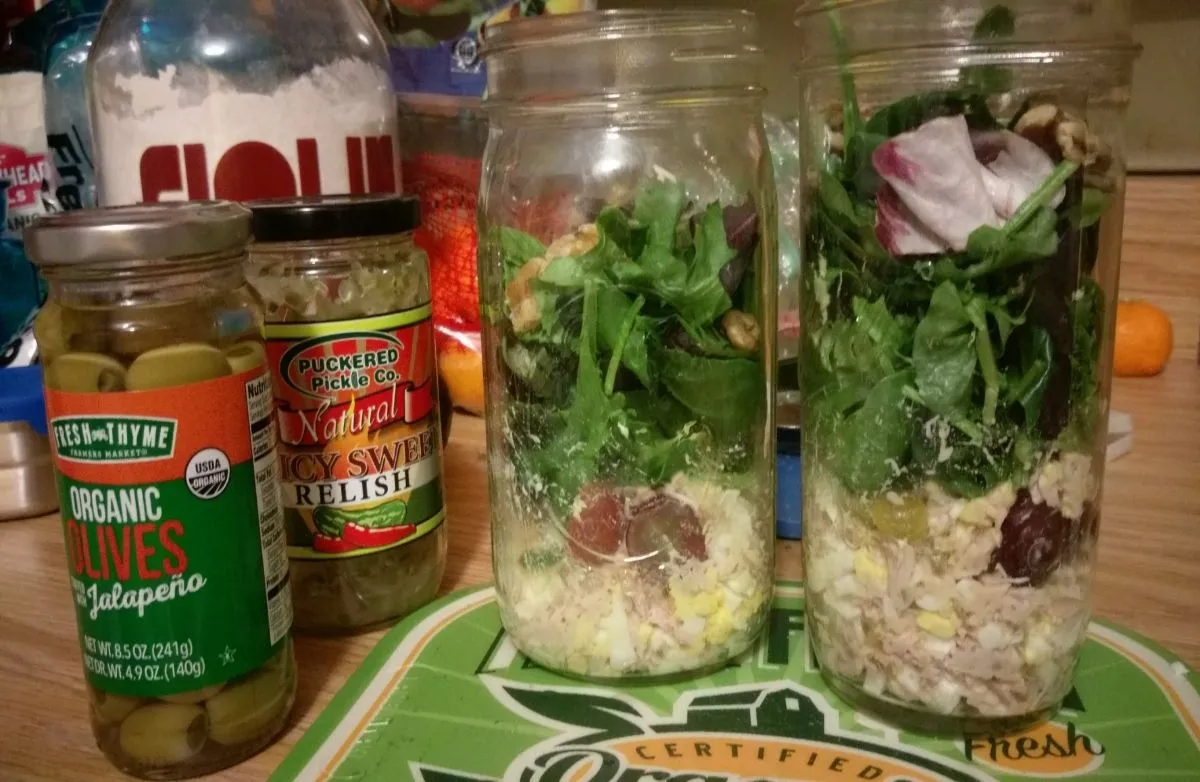 Gemischte Blattsalate mit Thunfischsalat, Trauben und Walnüssen