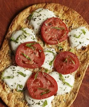 Tomaten-Basilikum-Fladenbrot-Pizza