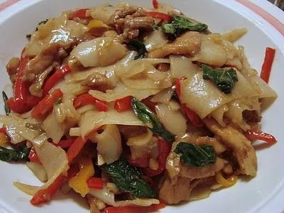 Pad Kee Mao Gai (Drunken Noodles mit Hähnchen)