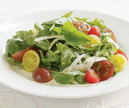 Salat mit Erbstück-Kirschtomaten, Fenchel und Rucola mit Ziegenkäse-Dressing