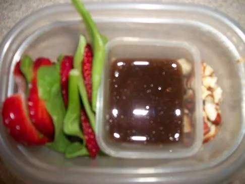 Babyspinat-Salat mit Erdbeeren und gerösteten Mandeln