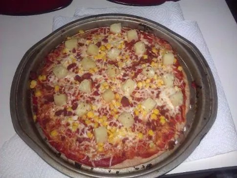 Glückliche, gesunde Hawaiianische Pizza