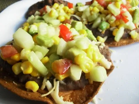 Schwarze-Bohnen-Tostadas mit Gurken-Mais-Salsa