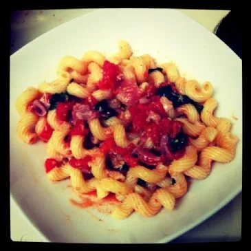 Pasta mit Spinat, Prosciutto und Tomaten (1,5 Tassen/Portion)