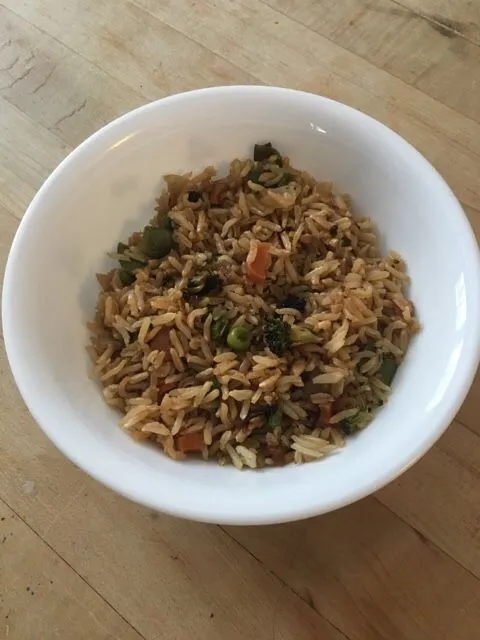 Gesunder gebratener Reis mit Gemüse