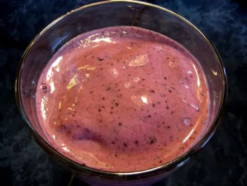 Smoothie mit Honigmelone, Beeren und Banane