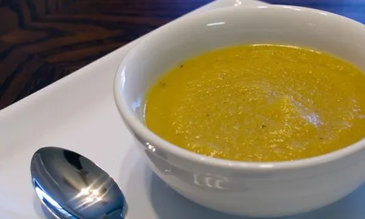 Wildrose-Curry-Blumenkohl-Kartoffelsuppe