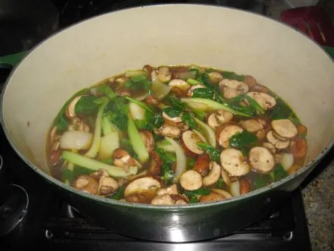 Pilz- und Bok Choy-Suppe