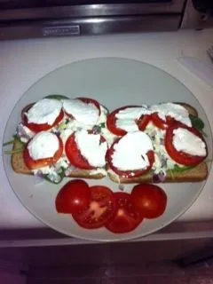 Caprese Frühstücks-Sandwich mit offenem Gesicht