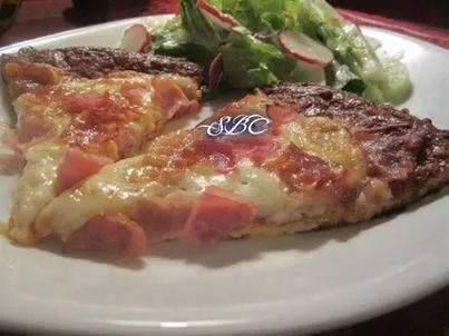 Low Carb Käsekruste mit Speck-Pizza