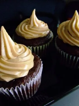 Schokoladen-Cupcakes mit Erdnussbutter-Trüffel-Füllung