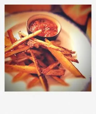 Knusprige Kartoffelstäbchen mit gerösteter Tomatensalsa