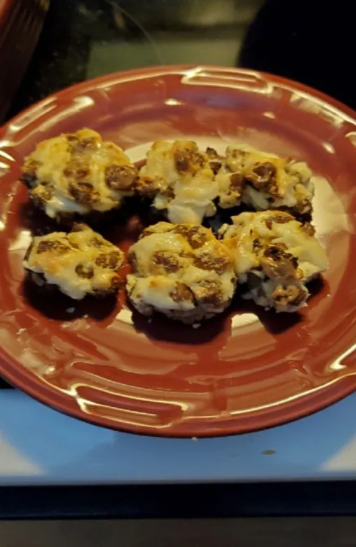 Mit Wurst gefüllte Champignons