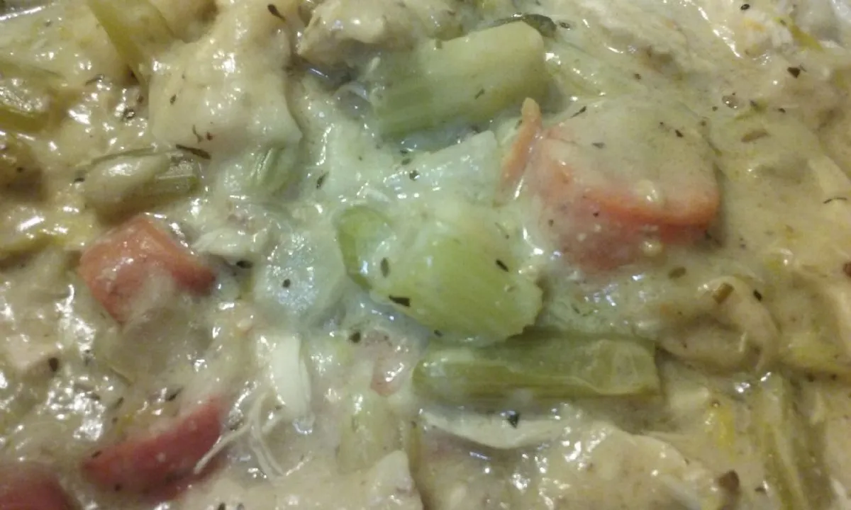 Cremige Hühner-, Knödel- und Gemüsesuppe