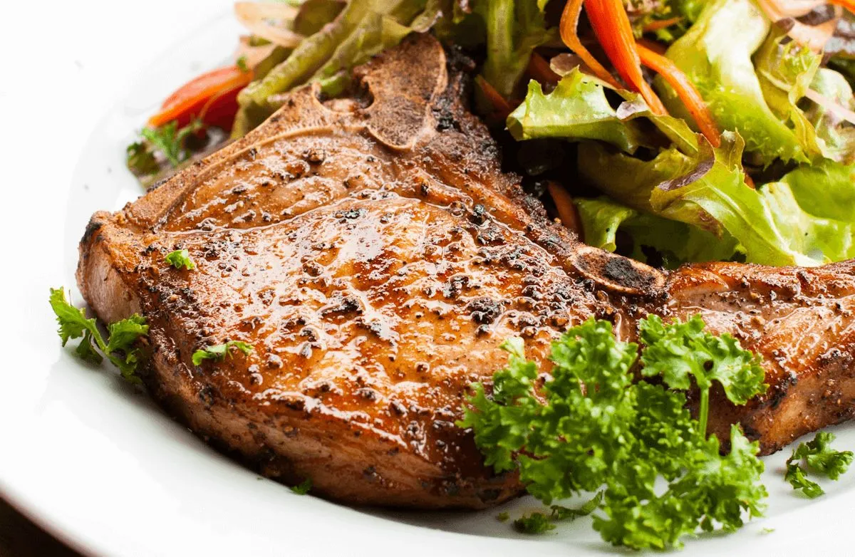 Asiatisch inspirierte Schweinekoteletts