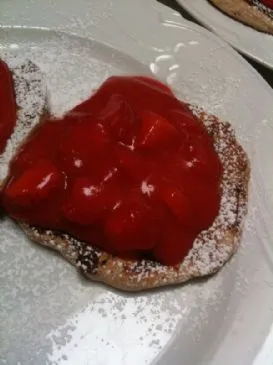 Vollkornpfannkuchen mit Erdbeersauce