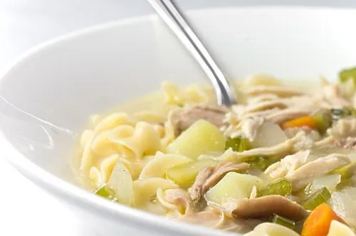 Hausgemachte Hühnersuppe mit Nudeln