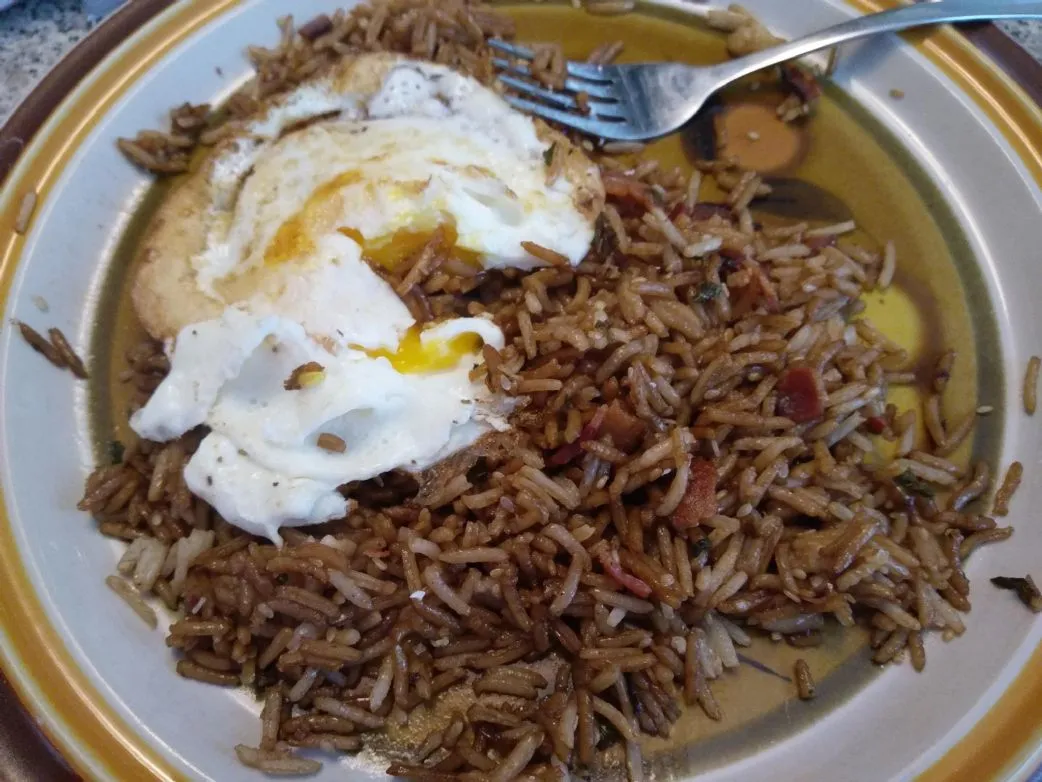 Speck gebratener Reis zum Frühstück