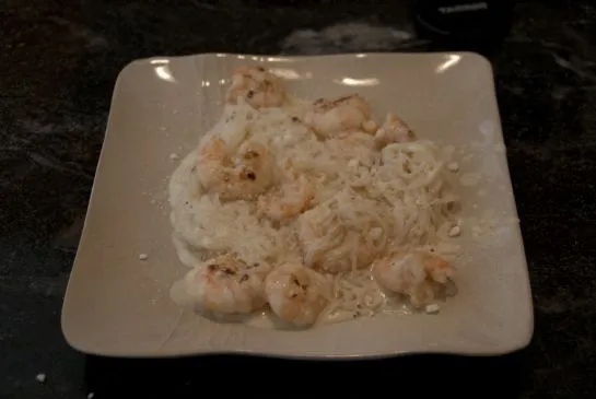 Würzige Garnelen-Alfredo mit Shiritaki-Nudeln