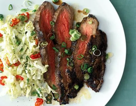 Gegrilltes asiatisches Flanksteak mit süßem Slaw