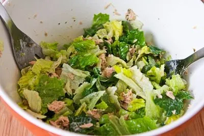 Thunfischsalat mit Buttermilchdressing und eingelegten gelben Paprika