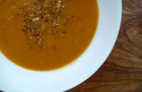 Rauchige Rote Linsensuppe mit Dukkah