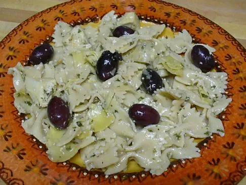 Multikorn-Farfalle mit Kalamata-Oliven in einer Artischockenmarinade
