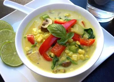 Scharfe Thai-Curry-Mais-Suppe